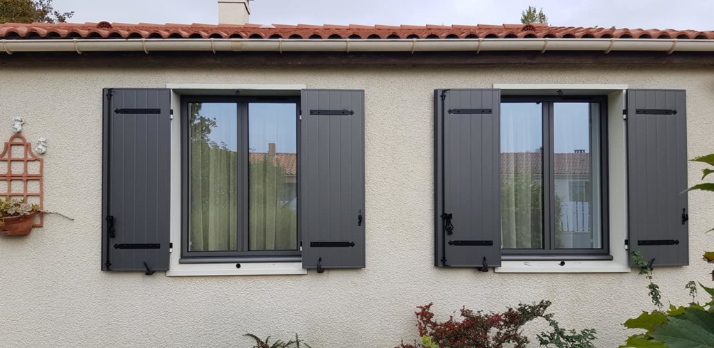 Menuiseries, Porte d'entrée et volets battants - ESNANDES