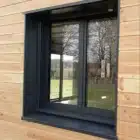 Les fenêtres à la française portent bien leur nom ! Ce sont les plus utilisées en France. Elles offrent de grandes possibilités et augmentent la performance de votre habitat