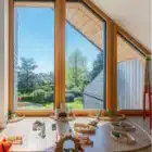 Les fenêtres à la française portent bien leur nom ! Ce sont les plus utilisées en France. Elles offrent de grandes possibilités et augmentent la performance de votre habitat
