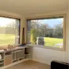 Les fenêtres à la française portent bien leur nom ! Ce sont les plus utilisées en France. Elles offrent de grandes possibilités et augmentent la performance de votre habitat